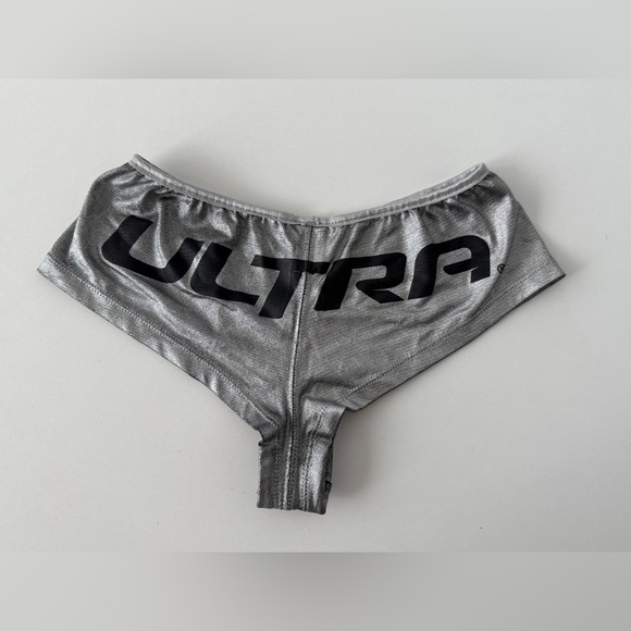 Cute silver boy shorts, Ultra Music Festival - Picture 3 of 4